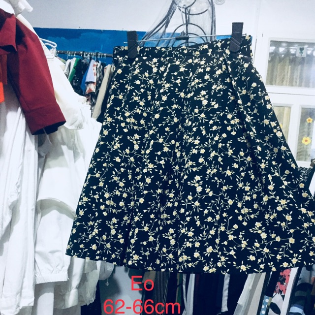 Chân váy xòe, dài ngang gối