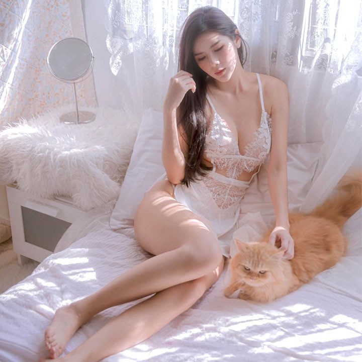 Váy ngủ sexy ren hoa ngực xẻ tà có nút cài phía sau