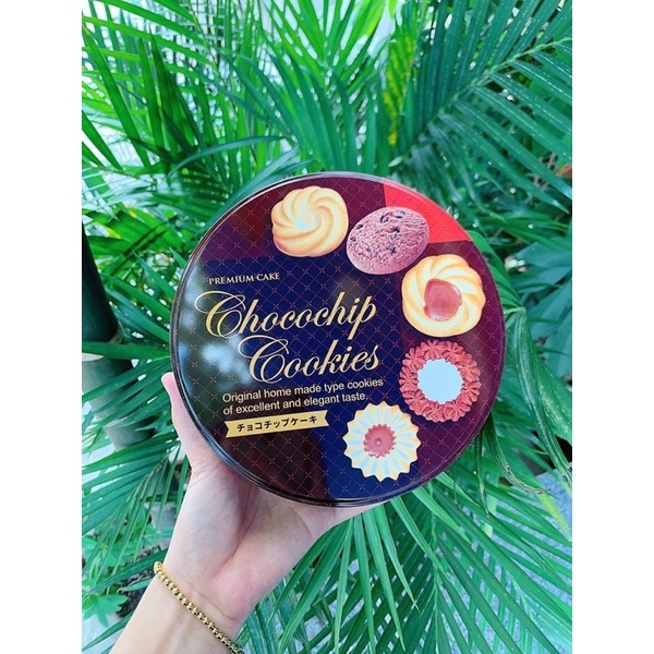 Bánh hộp thiếc chocochip cookies .
