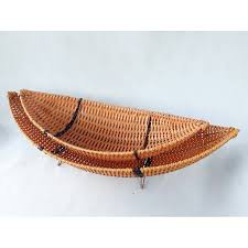 Khay nhựa giả mây hình thuyền đựng bánh, kẹo, hoa quả, có chân đế bằng thép