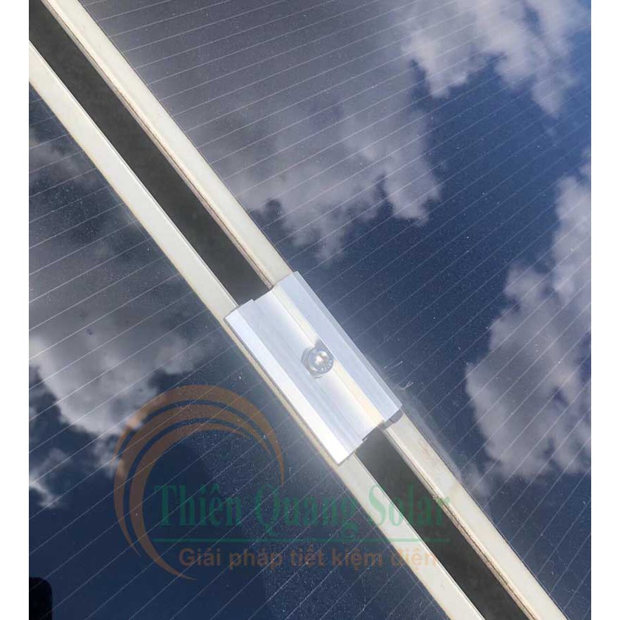 Kẹp giữa tấm pin 2 mặt kính solar