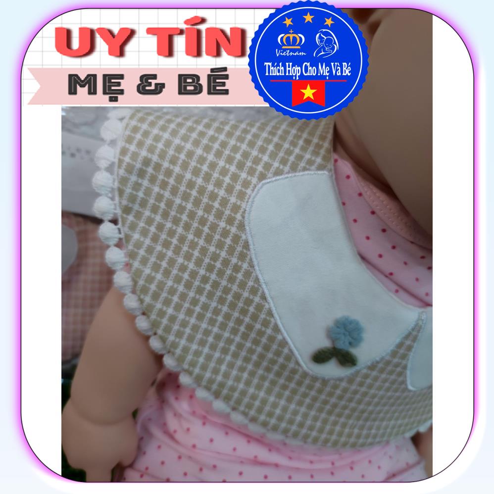 Yếm ăn donut caro nhún bèo cổ trắng (2 cái) 3224, chất liệu cotton 100% , thương hiệu Aiueo Nhật Bản.