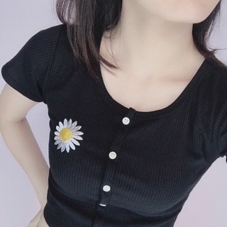 Áo croptop phối nút thêu hoa cúc