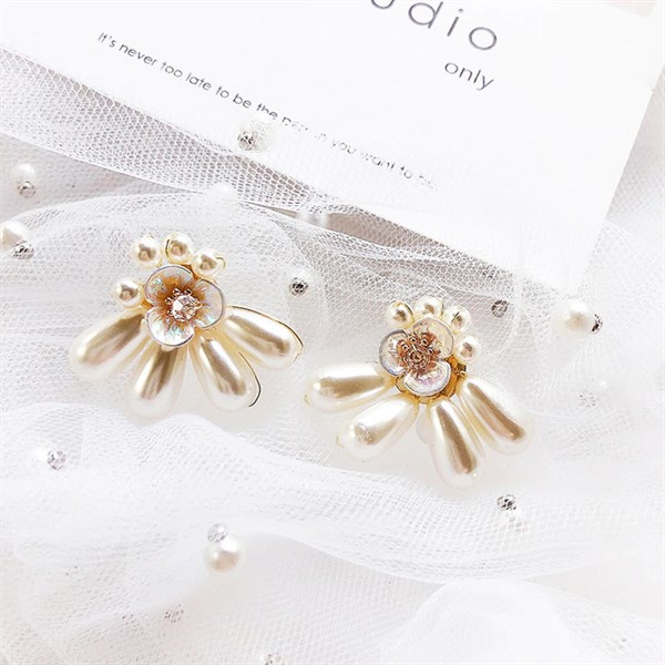 Bông Tai Nữ Mushroom Lee - Chùm hạt bẹt hoa lily nhụy pha lê