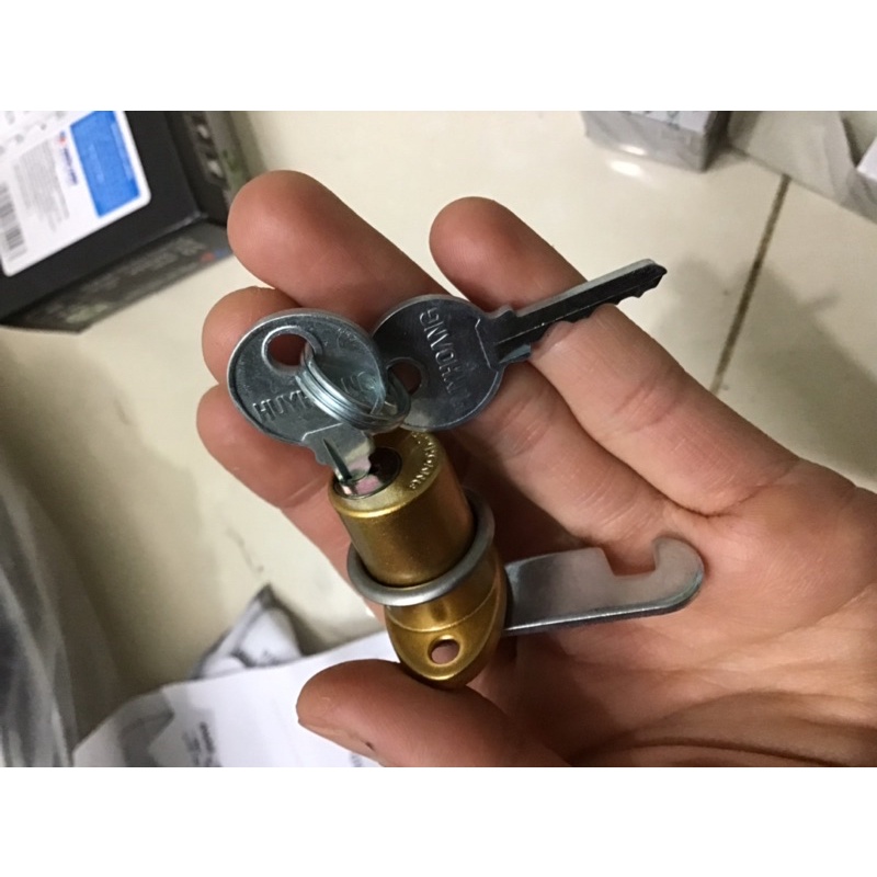 Khoá tủ kính Huy Hoàng mã 02