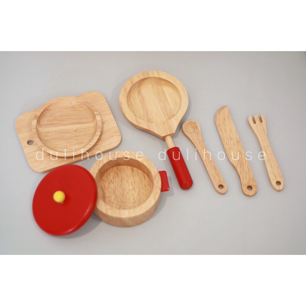 Đồ chơi gỗ bếp xinh, giúp bé trải nghiệm, tiếp xúc với các vật dụng quen thuộc trong gian bếp nhà mình một cách an toàn