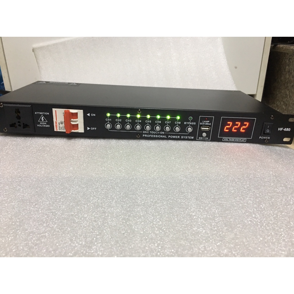 Thiết bị quản lý nguồn DBX HF680 có 9 cổng , tặng thêm 1 đèn led , đảm bảo điện ra là điện sạch