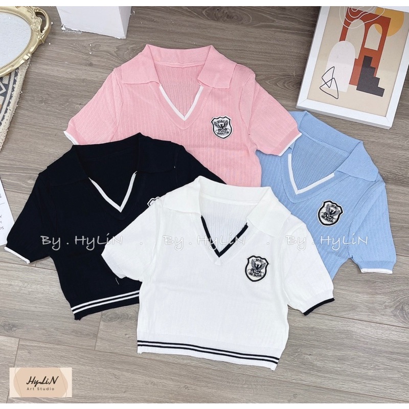 Áo len mỏng cổ V đính logo dáng croptop, Áo kiểu ngắn tay len co giãn AL6331 - NhiNhi Shop