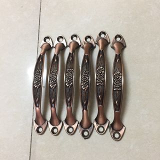 tay lắm cửa tủ...