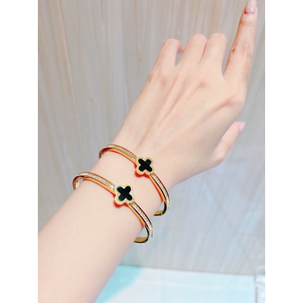 Vòng titan chử V mạ vàng ko đen