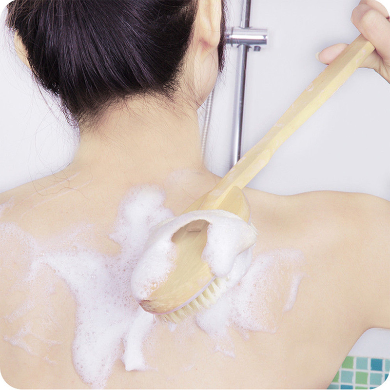 Bàn chải tắm tay cầm dài bằng gỗ bền bỉ