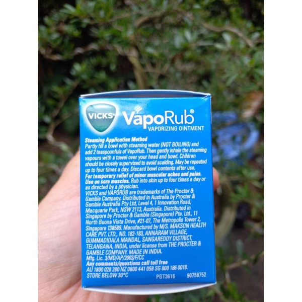 Dầu VICKS VAPORUB 50g  của Úc giảm ho, chống ngạt cho bé trên 2 tuổi và người lớn