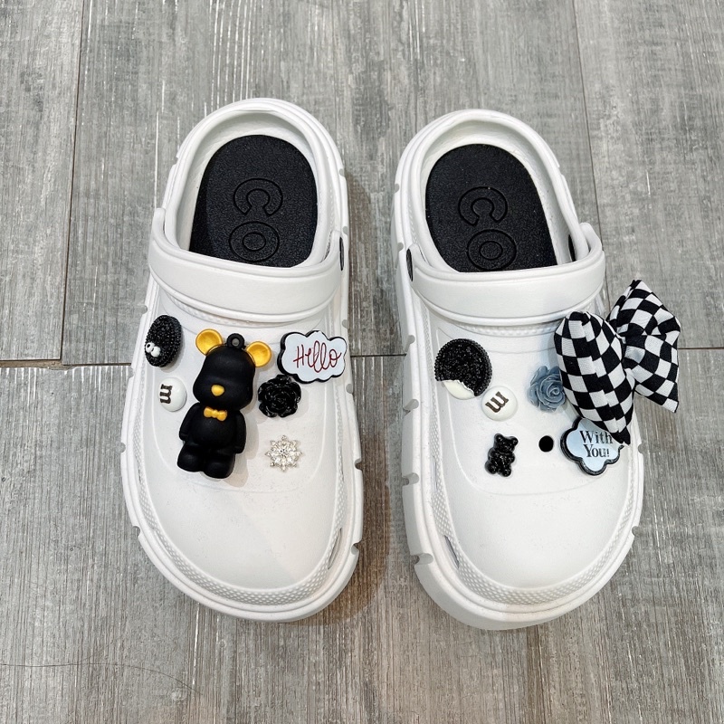 Dép Crocs đế cao 5cm kèm hình gắn bearbrick dễ thương