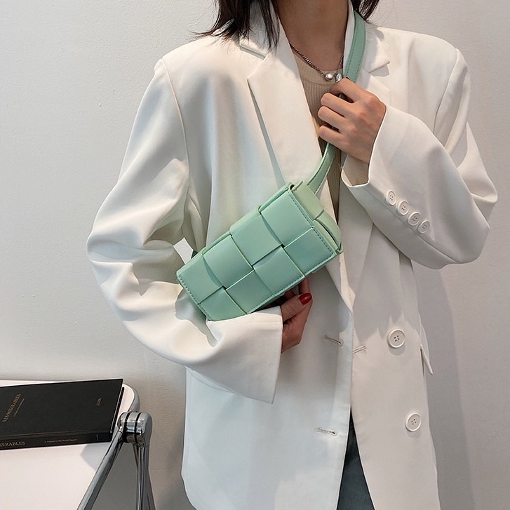 Túi đeo chéo nữ hình hộp đan ô vuông Cassette Bag, thích hợp đi chơi dự tiệc