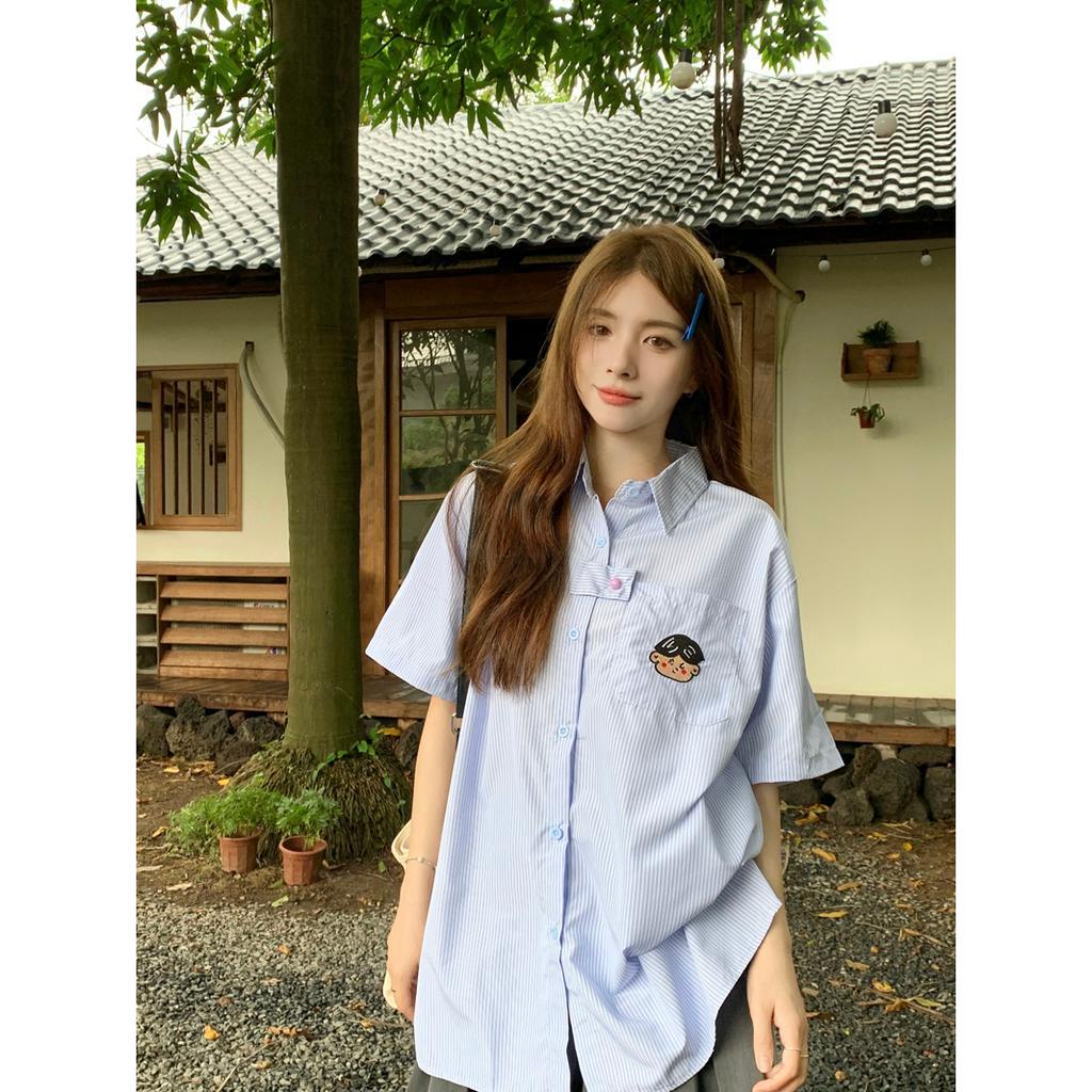「 WELOVE1 」Áo Sơ Mi Tay Ngắn Kẻ Sọc Xanh Dương Thêu Họa Tiết Phong Cách Babydoll Hàn Quốc Thời Trang Mùa Hè Mới Cho Cặp Đôi
