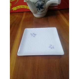 Sứ Nhật dĩa vuông có họa tiết.