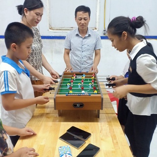 Tặng 2 bóng - Bàn bi lắc bóng đá 6 cầm tay bằng gỗ, bàn chơi đá bóng, bàn bi lắc mini