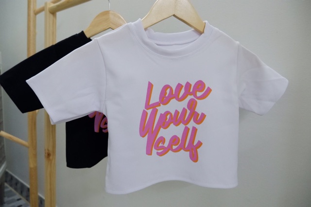 Áo crop in chữ love yourself