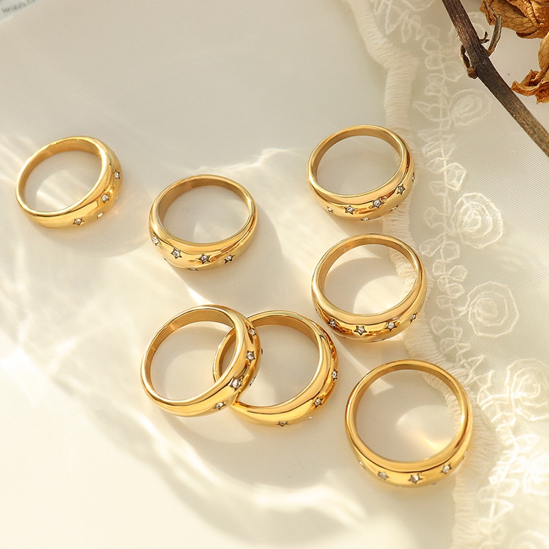 Nhẫn Thép Titan Mạ Vàng 18K Đính Đá Zircon Lấp Lánh Phong Cách Retro Thời Trang Cho Nữ