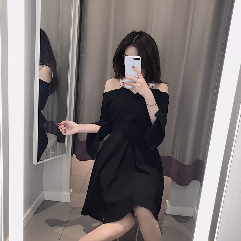 Váy đen hở vai dáng xòe