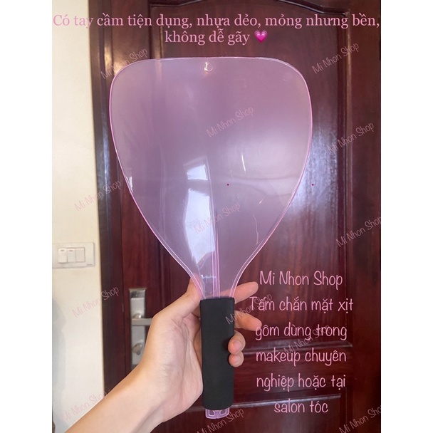 Dụng cụ che mặt/ tấm che mặt bằng nhựa dẻo có tay cầm để xịt gôm tránh làm hư hỏng lớp makeup và cắt mái cho salon tóc