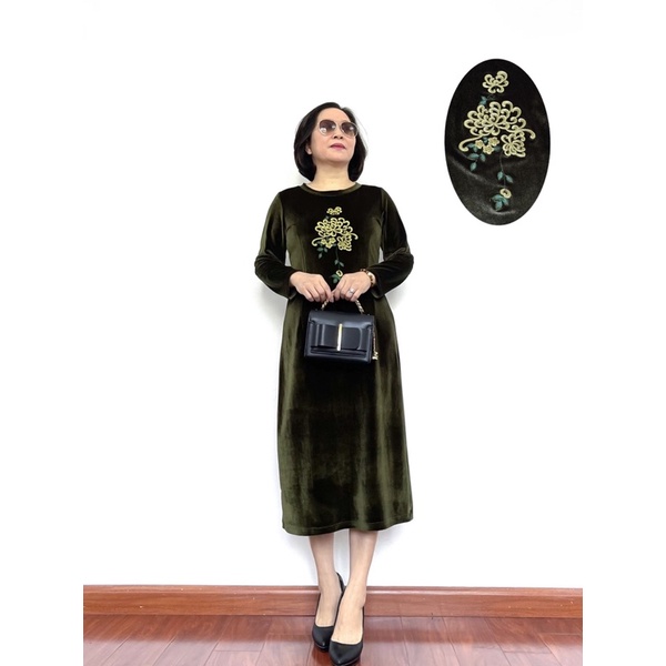 Váy nhung cao cấp họa tiết thêu ngực sang trọng quý phái cho các bà