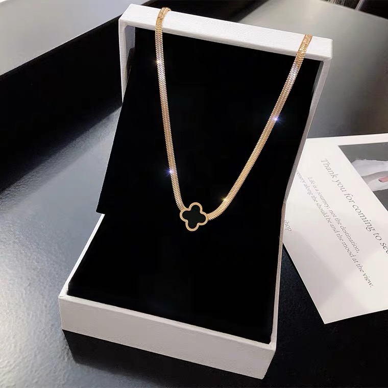 Dây Chuyền Thép Titan Mạ Vàng 18K Mặt Hình Cỏ Bốn Lá Thời Trang