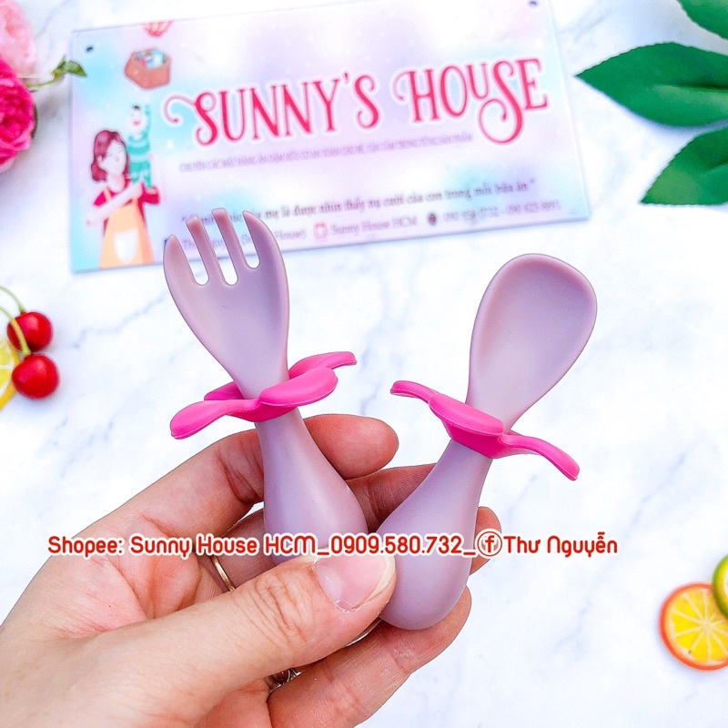 Bộ thìa nĩa cao cấp cho bé tập xúc có nút chặn hình hoa kèm hộp