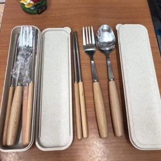 Bộ đũa, thìa, dĩa cán gỗ sồi hộp đựng lúa mạch