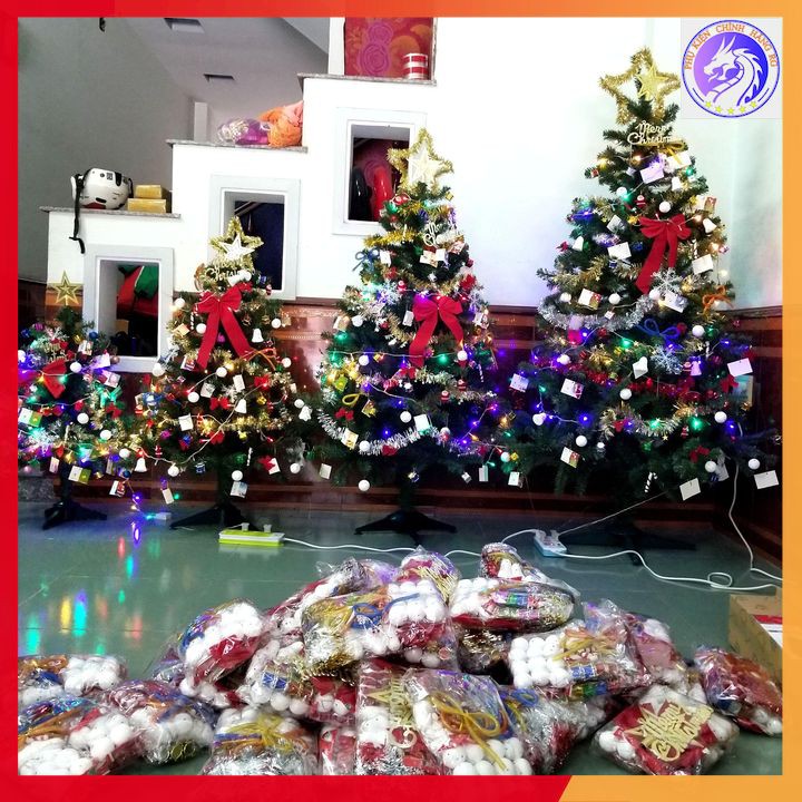 Cây thông noel 1m5 tặng kèm set phụ kiện trang trí giáng sinh đẹp lung linh