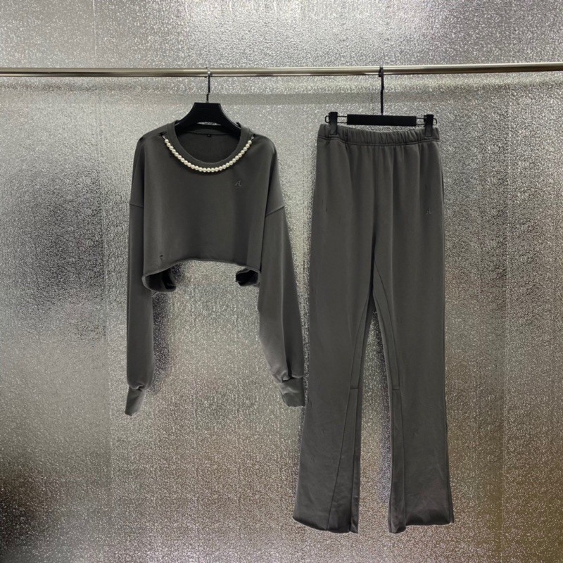 Set trang phục nữ Amiri cao cấp bao gồm áo thun croptop dài tay cổ đính ngọc tr và quần dài ống rộng