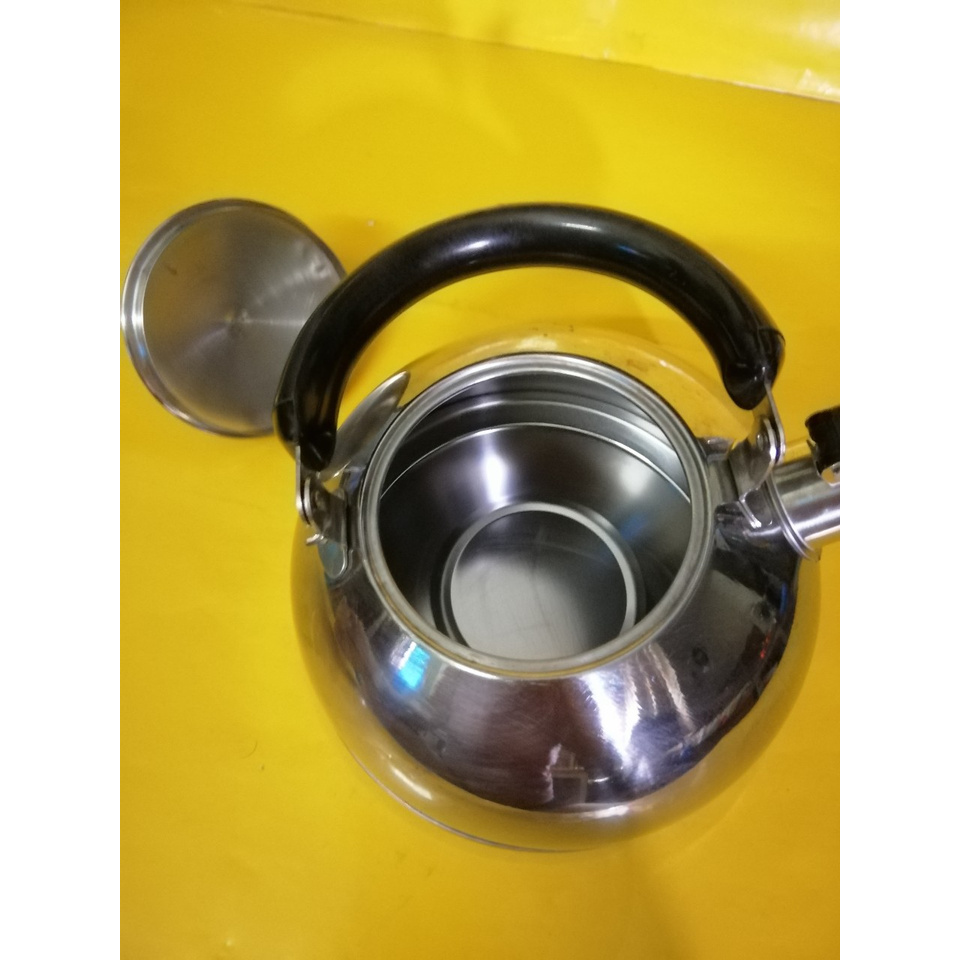 Ấm inox có còi hú nội địa Nhật (2.3L) (140), dùng được bếp từ