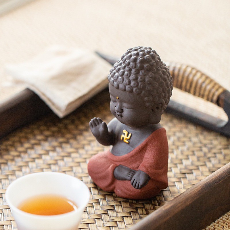 Tượng Phật Adida áo đỏ gốm tử sa kèm chuỗi hạt gỗ tuyệt đẹp