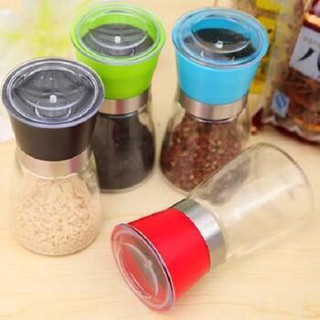 Dụng cụ đựng và xay tiêu cầm tay đa năng