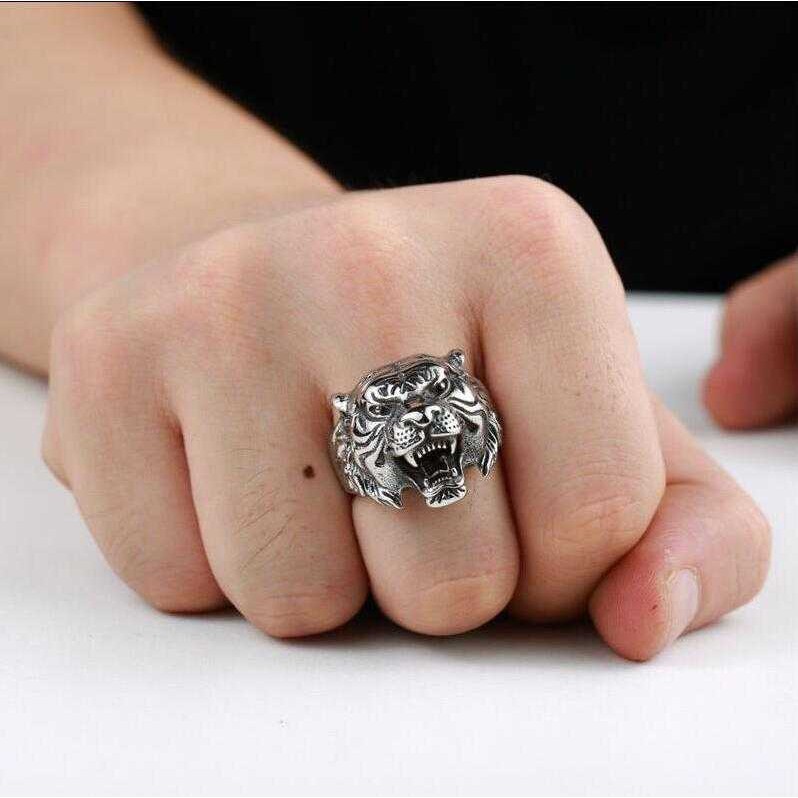 Nhẫn hình mặt hổ báo cáo mạnh mẽ