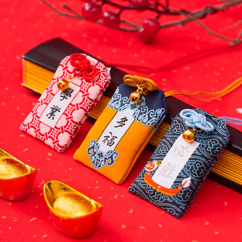 Túi Phước May Mắn Omamori Bọc Vỏ Silicon tặng Đá Ngũ Sắc