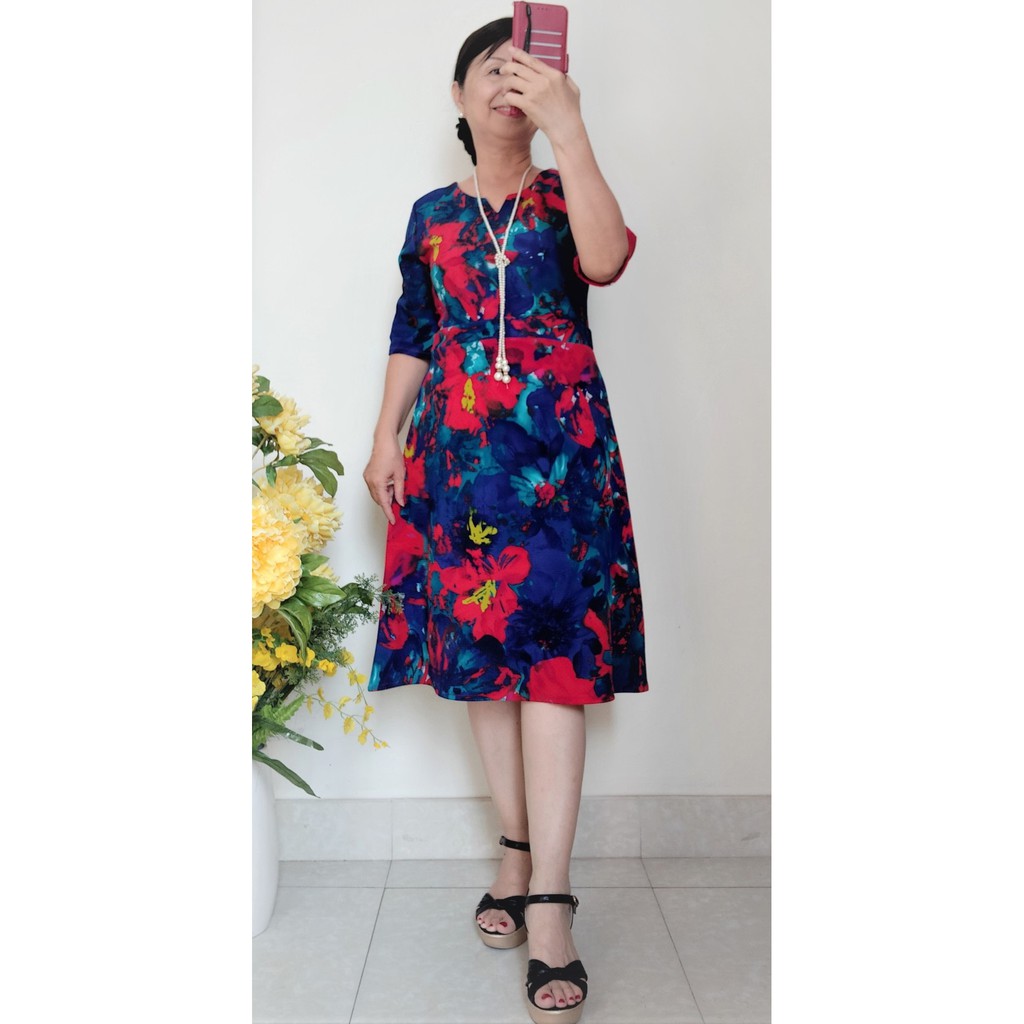 Váy Đầm Trung Niên Dáng Xòe - Thun Gân Co Giãn - Hoa Xanh Đỏ - Size Từ 48kg - 68kg.