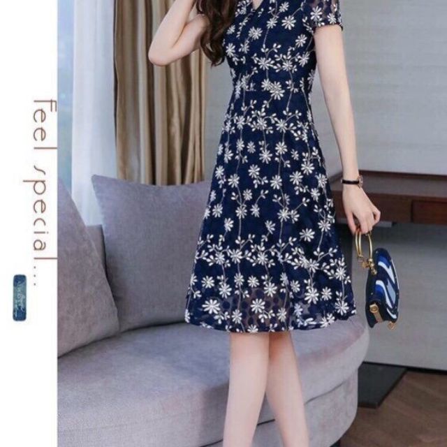 Sale HÀNG NHẬP- ĐẦM XOÈ REN HOA CỔ V