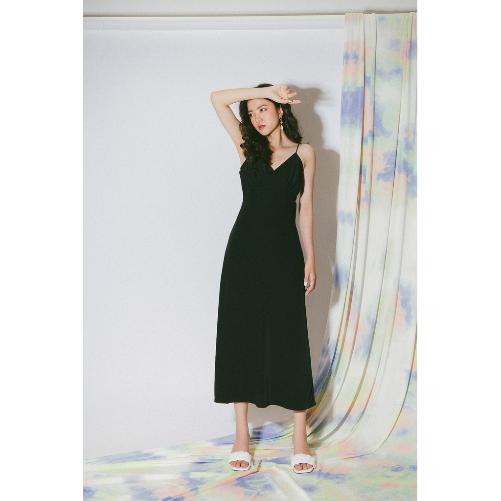 Đầm dài hai dây màu đen có chi tiết nhún trước ngực | BigBuy360 - bigbuy360.vn