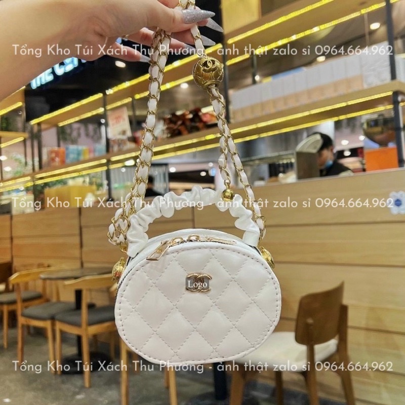 Túi đeo chéo dáng tròn quai nhún trần ô đính logo kèm dây đeo quả chuông siêu xinh