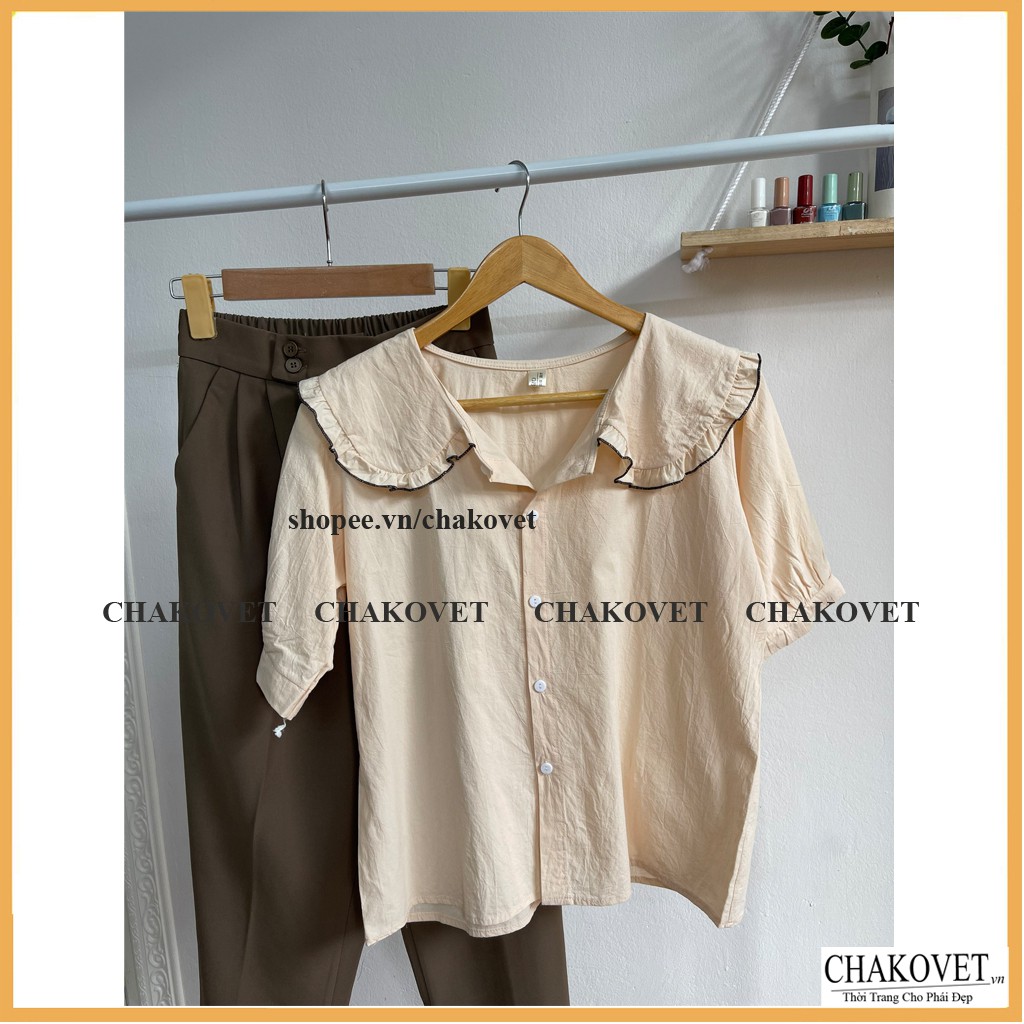 Áo kiểu nữ cổ bèo viền đen CKA836, kiểu sơ mi cổ tròn cộc tay cài cúc màu trắng be freesize mẫu mới mặc đẹp dáng xinh | BigBuy360 - bigbuy360.vn