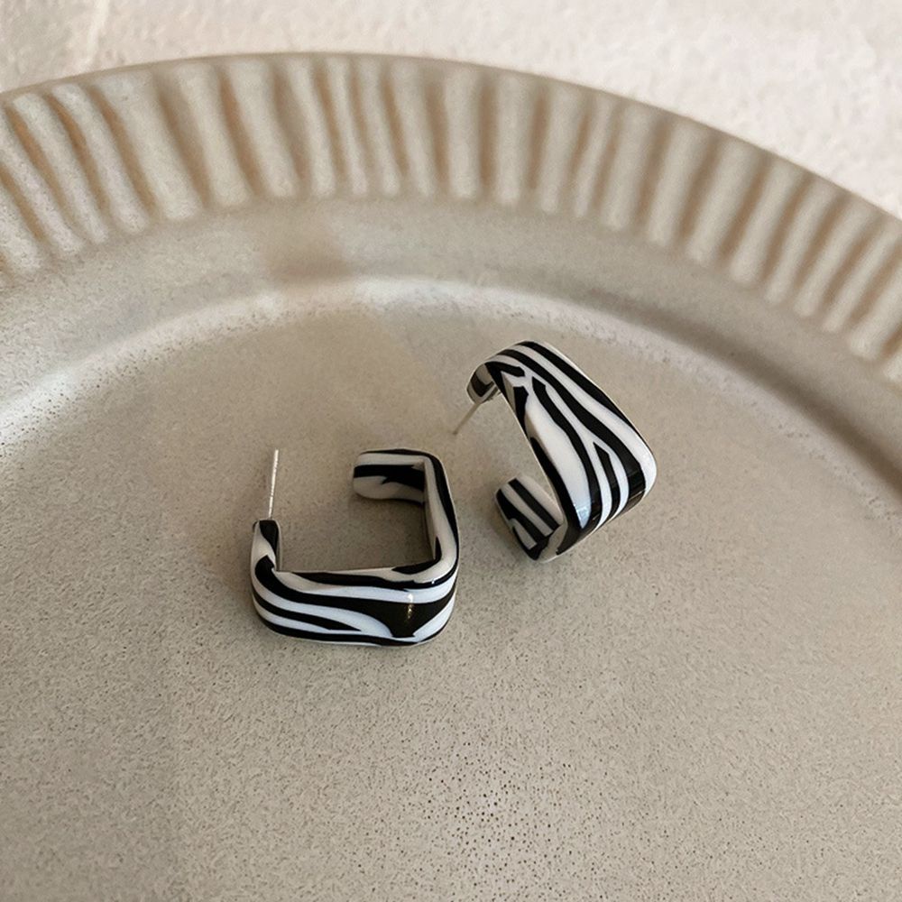 Hoa tai hình chữ C in chấm bi kiểu Hàn sành điệu cho nữ