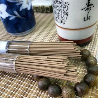 Nhang trầm không tim . mùi thơm ngọt 65-70que/ống