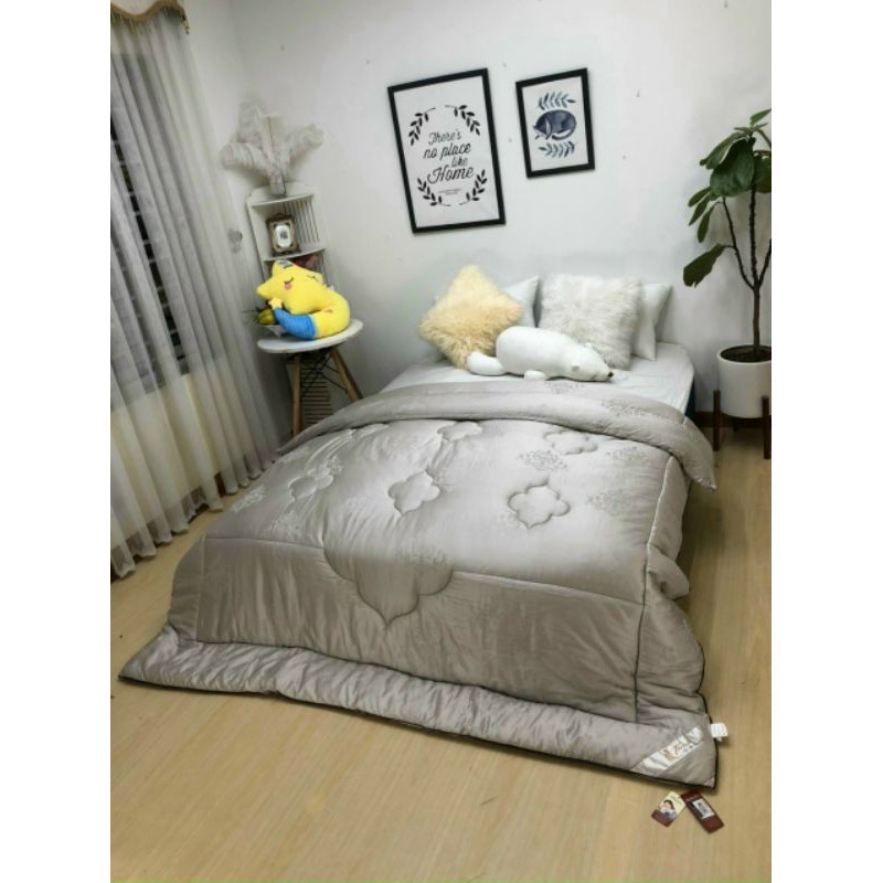 🌟🌟Chăn đông microfiber .👉Kích thước-2m*2m2👉Trọng lượng-3.5kg👉Được cấu tạo bởi lớp vỏ ngoài bằng vải modal cực mềm m