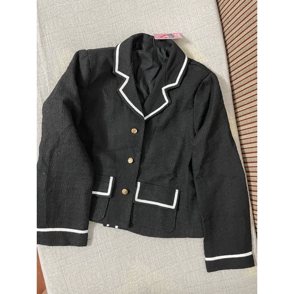 (SẴN) Áo dạ đen đang vest viền trắng | BigBuy360 - bigbuy360.vn