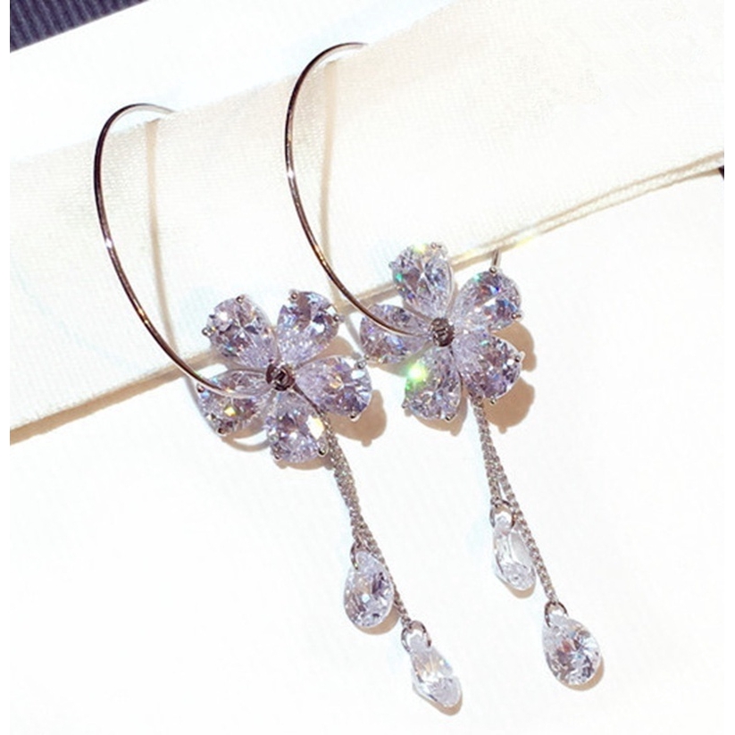 Đôi bông tai dài khắc họa tiết thời trang cho nữ