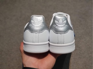 Giày Stan Smith màu trắng gót bạc