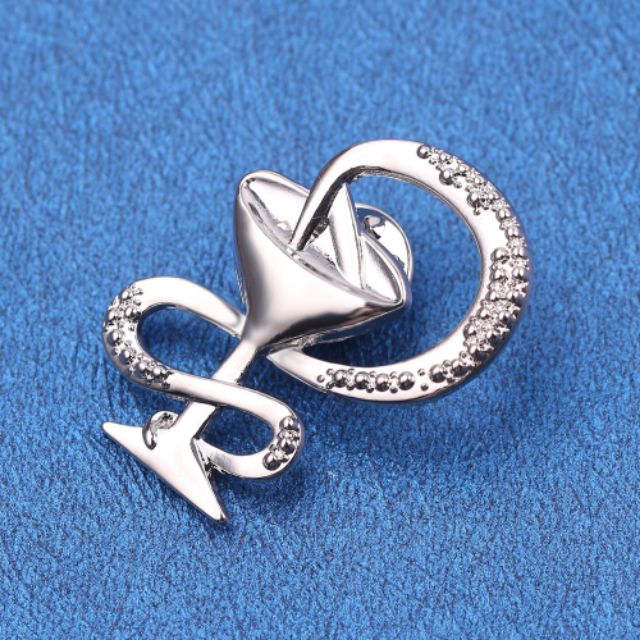 Ghim cài áo Y dược.