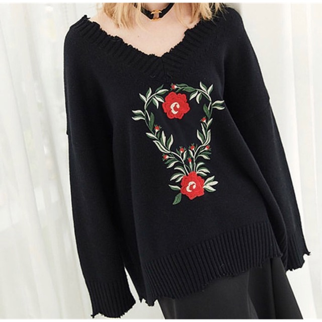 Áo len cổ tim hoa hồng