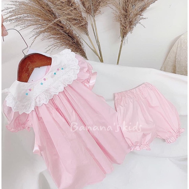 Sét 2 váy thô Babydoll xuất Hàn thêu hoa kẹp nơ hai bên + quần đi kèm